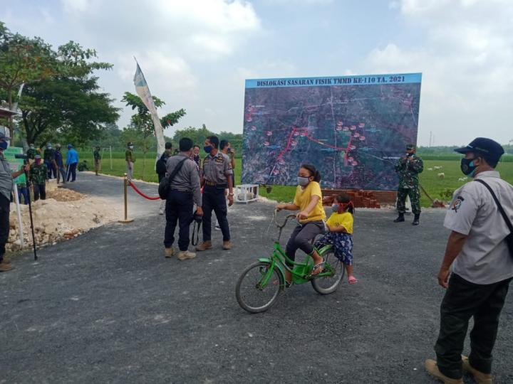 Sudah Rampung Dikerjakan Anggota Satgas TMMD Bojonegoro, Anak Anak Senang Bersepeda